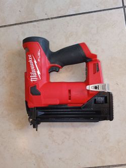 Milwaukee
M12 FUEL 12-Volt Lithium-Ion Brushless Cordless 18-Gauge 1-1/2 in. Compact Brad Nailer (Tool Only) solo se provo