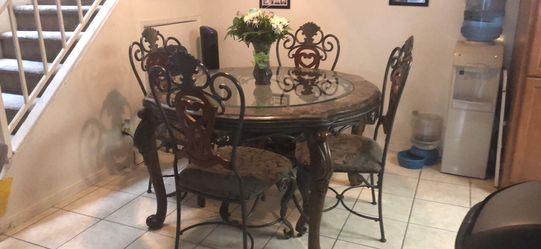 Kitchen table and 4 chairs