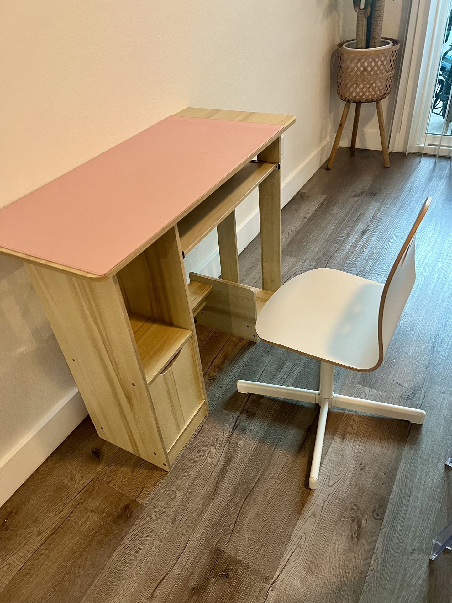 Kid’s Desk and Chair Set