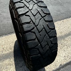(1) 285/70R17 Toyo R/T Open Country
