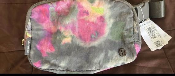 Lululemon everywhere belt bag