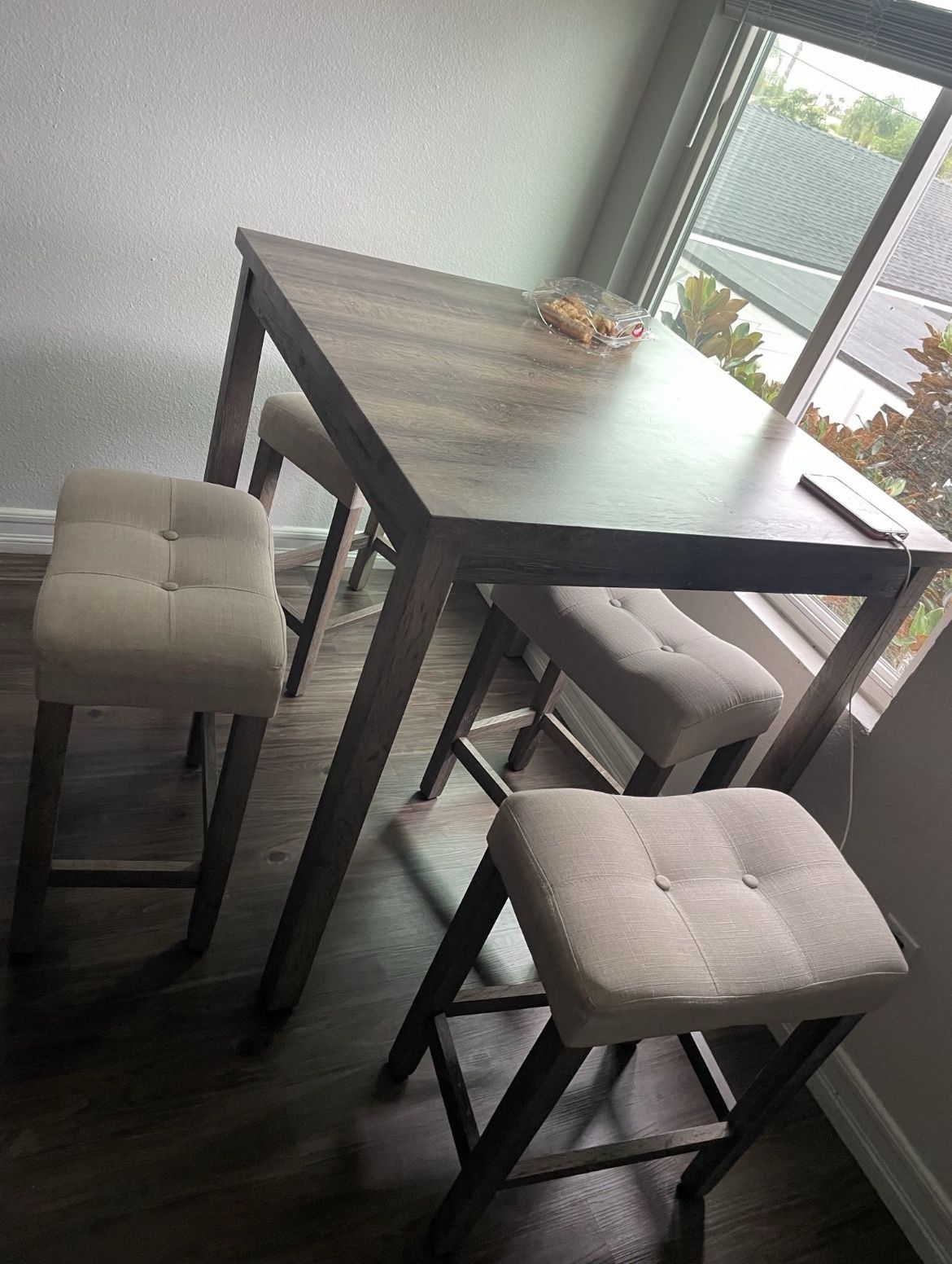 Dining Table + 4 Stools