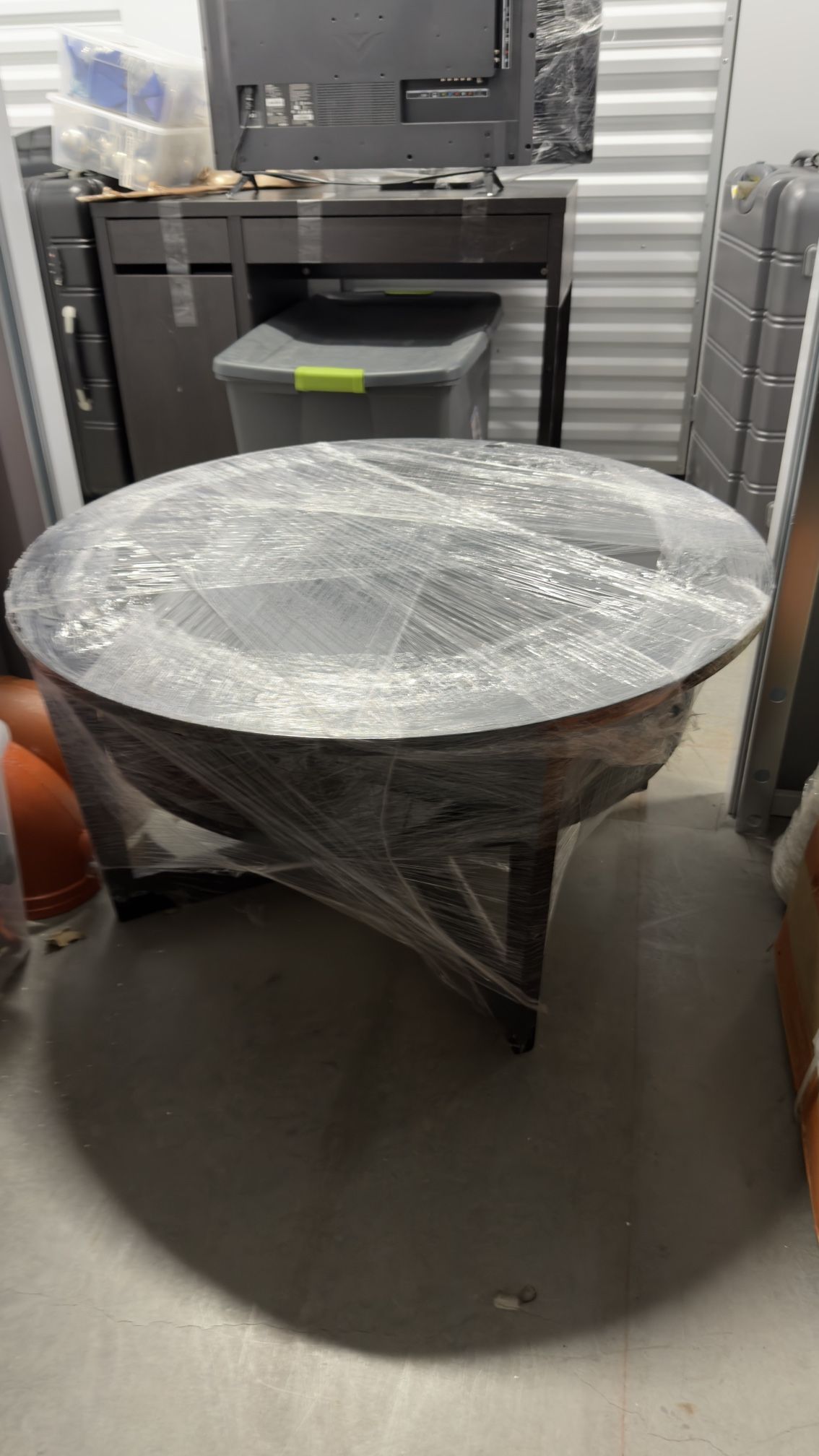 Round coffee table
