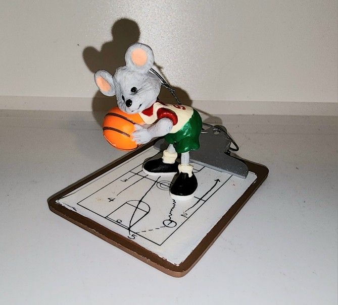 Vintage 1995 Hallmark "the winning play" basketball mouse christmas holiday ornament