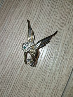 Hummingbird brooch green eyes.