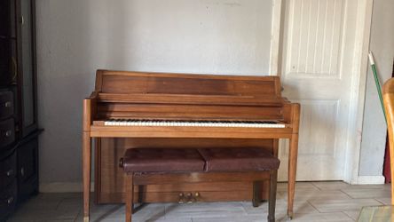 Lowrey, piano