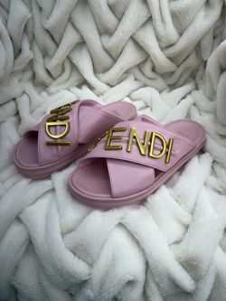Pink sandals/Sandalias rosadas.