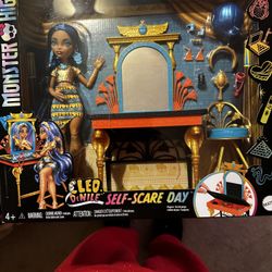 Monster High Doll, Playset and Accessories, Cleo De Nile Self-Scare Day, Vanity Furniture with Storage, Hair and Jewelry Accessories