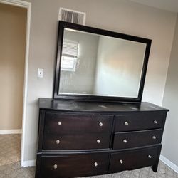 Dresser With Mirror