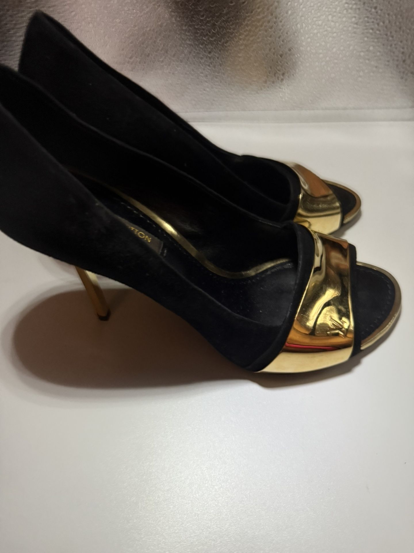 Louis Louis Vuitton with the gold heel really nice real Louis Vuitton just selling them for cheap