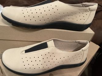 Clark’s Size 9 Women’s  Perforated Nubuck Leather