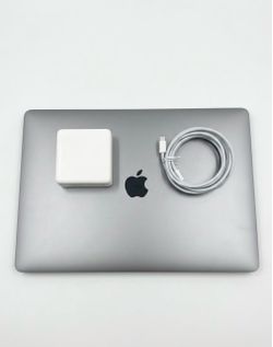 MacBook Pro 2017 - 15 inches, Touchbar , Core i7, 16GB, 256SSD, Retina