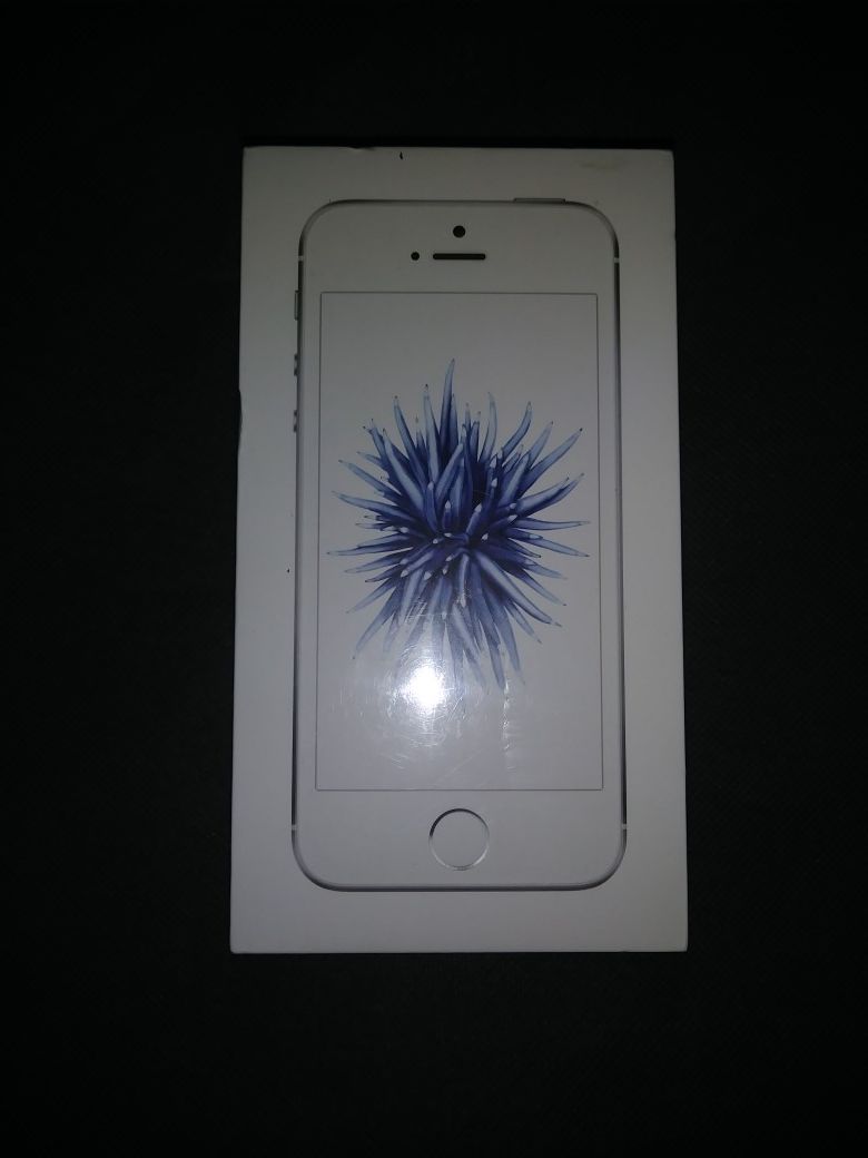 Apple iPhone SE 32 GB NEW in Box