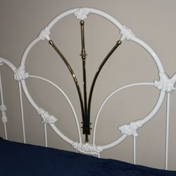 HEADBOARD, QUEEN SIZE, BEAUTIFUL ALL METAL WHITE AND GOLD, $50 OBO PLUS FREE BED FRAME