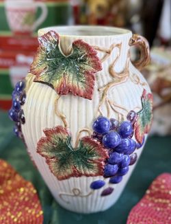 Beautiful Fitz & Floyd Fruit Design 10” Vase. 