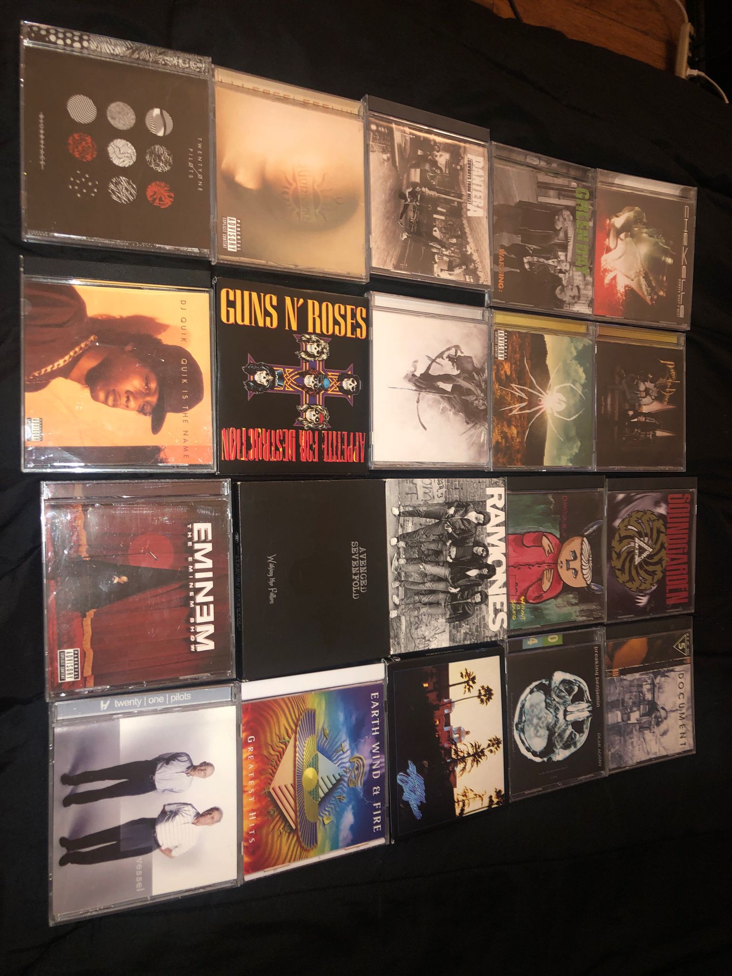 20 cds Read description: Green Day, Linkin Park, Eminem, Twenty One Pilots, Pantera, Dj quik, Guns N Roses and More
