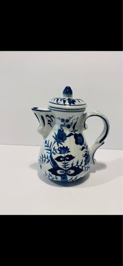 Vintage Vienna Woods Fine China Teapot Blue & White Pattern By Seymour Mann 7.5”. Beautiful teapot is in very good condition, made in 1970’s, size is 