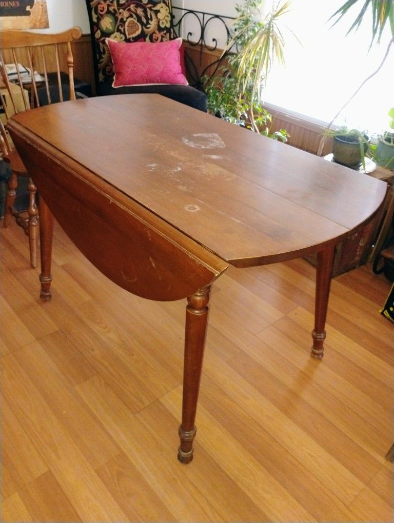 Extendable Dining Room Table W/ 4 Chairs
