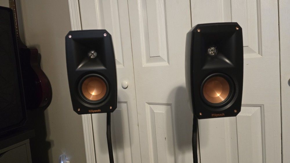 2 Klipsch Reference Bookshelf Speakers w/ Standa