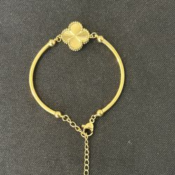 Van cleef and Arpeh Clover Bracelet thick metal but loose fit (gold)