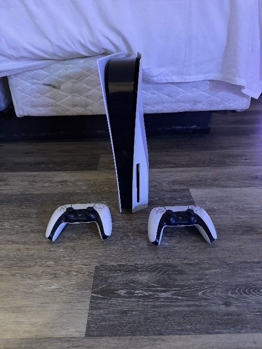 PlayStation 5 (PS5) Disc Console + 2 Controllers - Excellent Condition $420