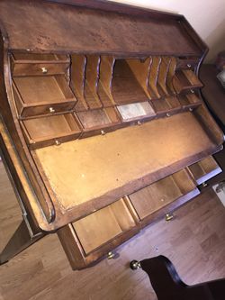 Mesita antigua con cajones