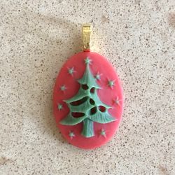 🎄 Pretty, green and red Christmas tree cameo pendant
