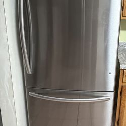Hisense Counter-depth Bottom-Freezer Refrigerator 