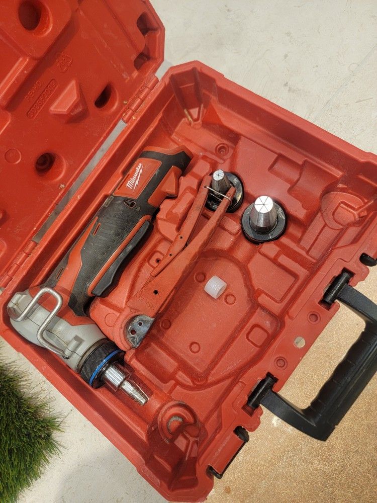 M12 12-Volt
Lithium-lon
Cordless ProPEX
Expansion Tool