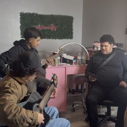 Grupo Sierreño con guitarra para fiesta 