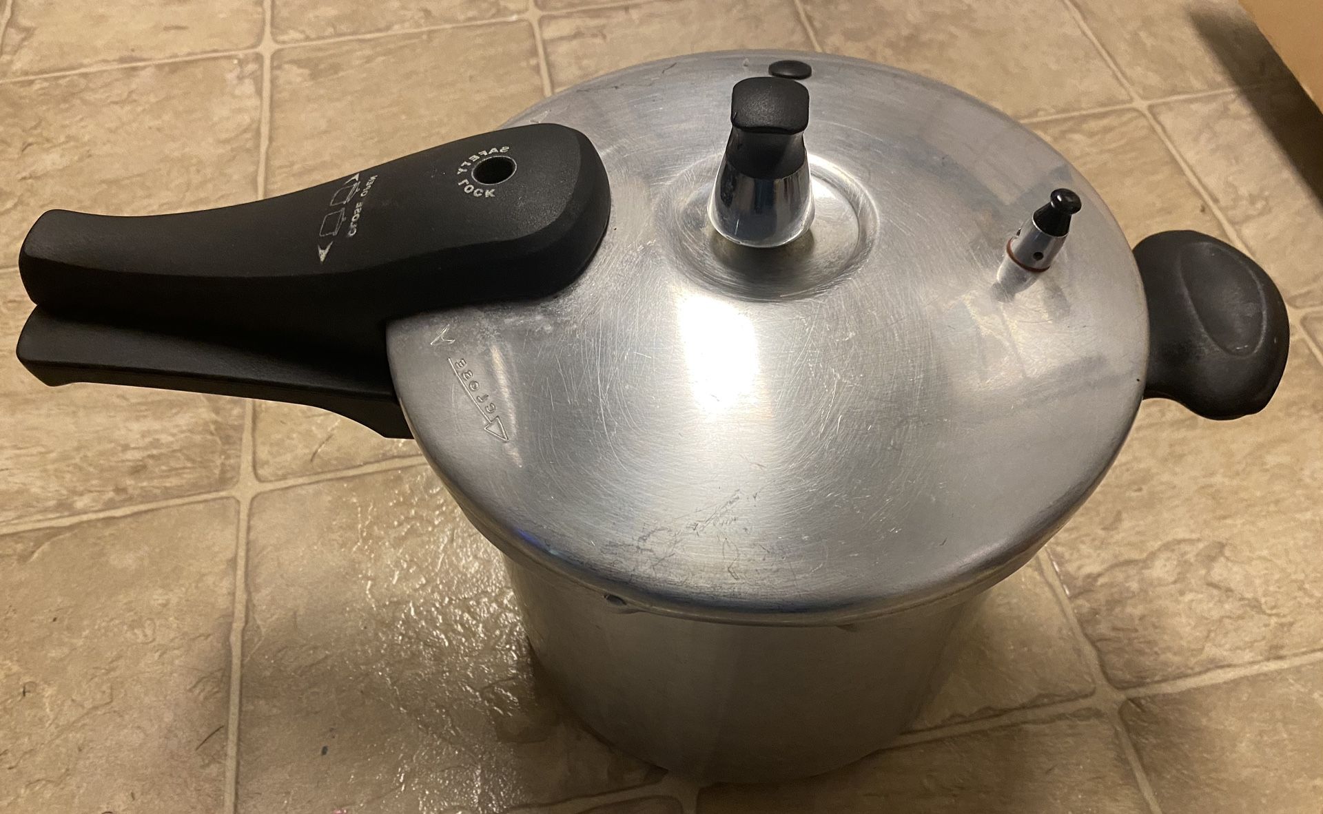 Denmark Pressure Cooker 6quarts/5.6 Liter