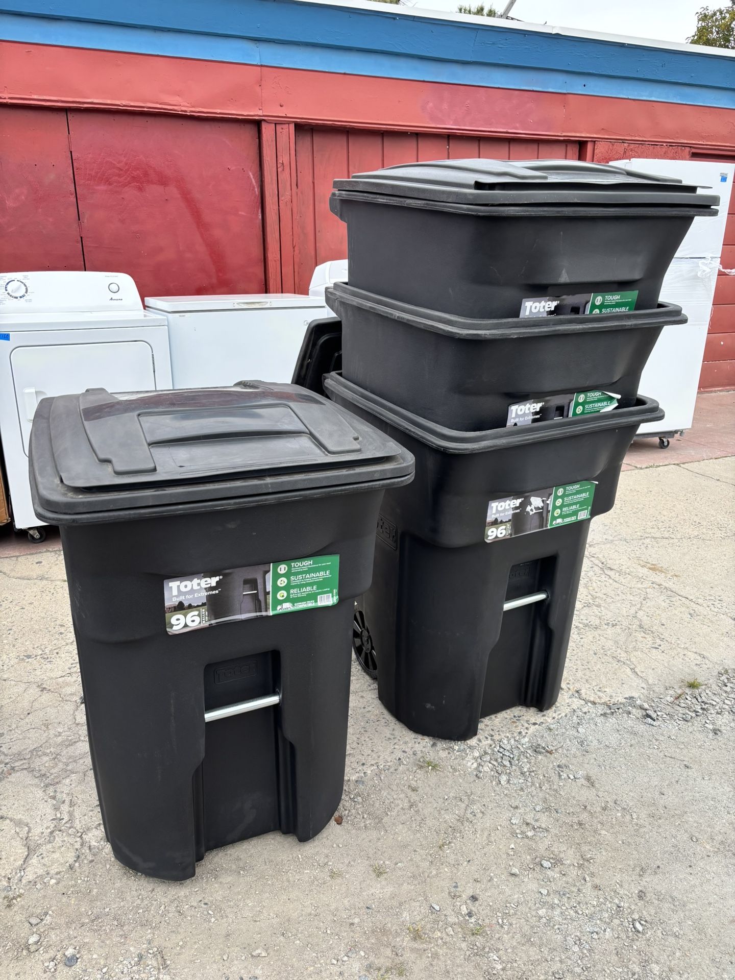 96 Gallon Black Rolling Outdoor Garbage/Trash Can with Wheels and Attached Lid, bote de basura $95