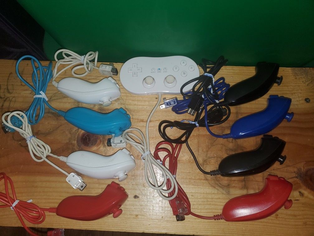 Wii Nun Chuk Controller Lot! 9 Controllers In Lot! Not Tested!
