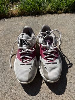 Basketball shoes