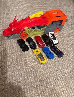 Hot Wheels City Dragon Launch Transporter, Spits Cars From Its Mouth, Gift for Kids 3 Years & up