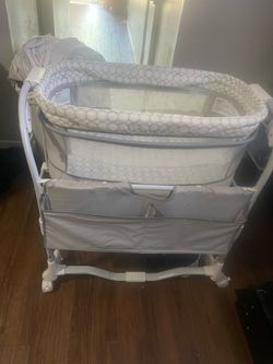 Crib with wheels