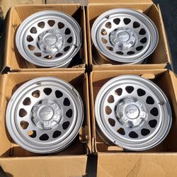 Chevy -OEM  original rims 6 lugs 17x8 in excellent condition 6x139.7 (6x5.5) 6 lugs with caps/ lugs  Off my 2024 Chevy Silverado 