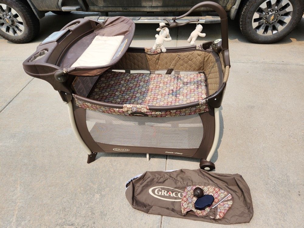 Graco Pack 'n Play. Playard, Changing Table, Infant Bassinet. SAVE$$ like New!!