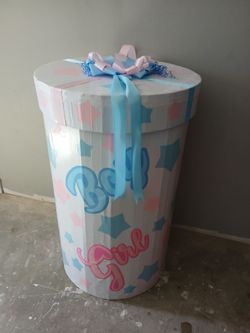 Baby reveal balloon holder.