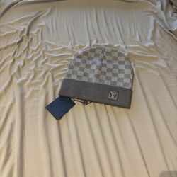 Disclaimer: It comes with 1 beanie. Louis Vuitton Men’s Beanie Hat Gray White Check Pattern Winter Style Cap
