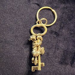 vintage Disney Tigger keyring charm made of pewter with a gold tone finish. 2"