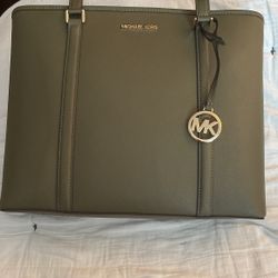 Bolsa De Mano Michael Kors Color Olive 🫒 $110 Obo 
