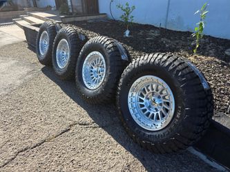 17" Fuel rims w/ 35" Ridgecrawler RT tires