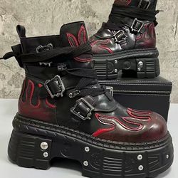Fashionable high-heel moccasin boots