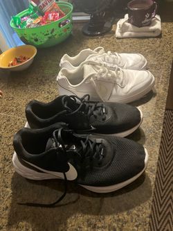 Amazing deal Get both 2 Like New Men’s size 10.5 black and White Nikes