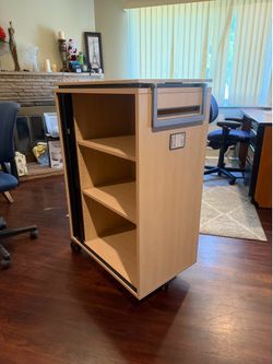 Mobil cabinet 42 high x28 wide 17 Deep buena  cualidad