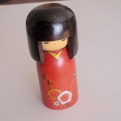 Vintage handmade Usaburo Japanese kokeshi doll red kimono with flowers 
6" tall Figurine. Pre-owned, very good shape, display item. Please see 
photos