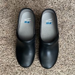 BRAND NEW DANKSO CLOGS 