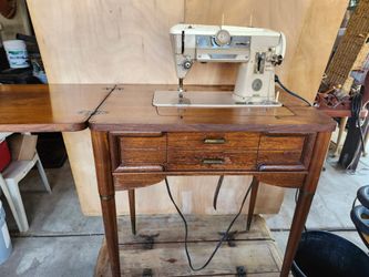 Sewing machine singer