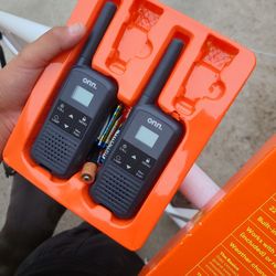 Onn Qalkie Talkie 16 Mile Range Almost New Shoot Offer https://offerup.com/redirect/?o=Q28uZXM= With Box